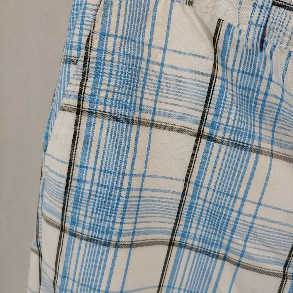 Izod White and Blue Shorts 16.      H07